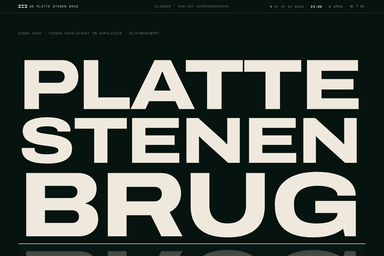 de platte stenen brug bij nacht: de naam in kalk-kapitalen op water, de live klok op 23:00