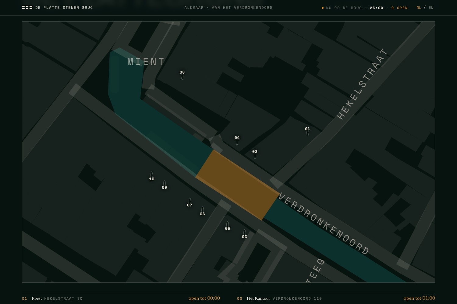 de kaart bij nacht: echte straatgeometrie van het verdronkenoord, het brugdek als lamp-kleurig vlak, tien genummerde spelden op hun echte plek