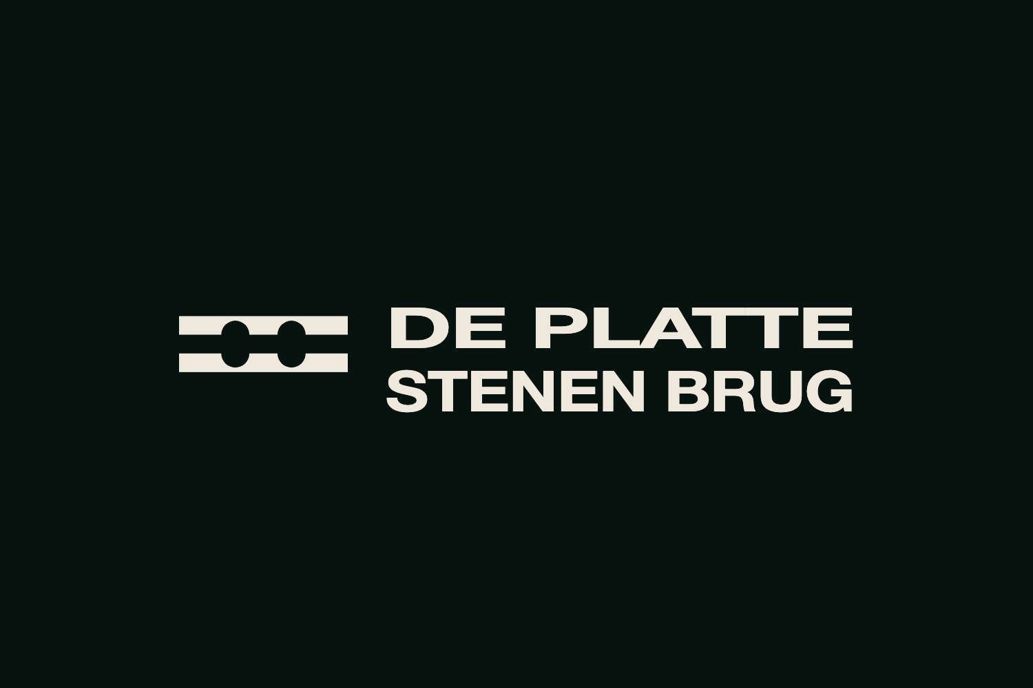 de horizontale lockup: het merkteken naast de platte stenen brug in twee regels brede kapitalen, kalk op water